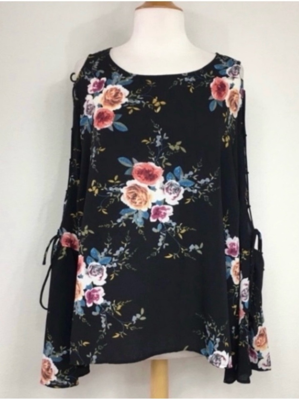 NWT New LoveRiche Womens Black Floral Laced Cutout Flute Sleeve Tunic 3X Boho